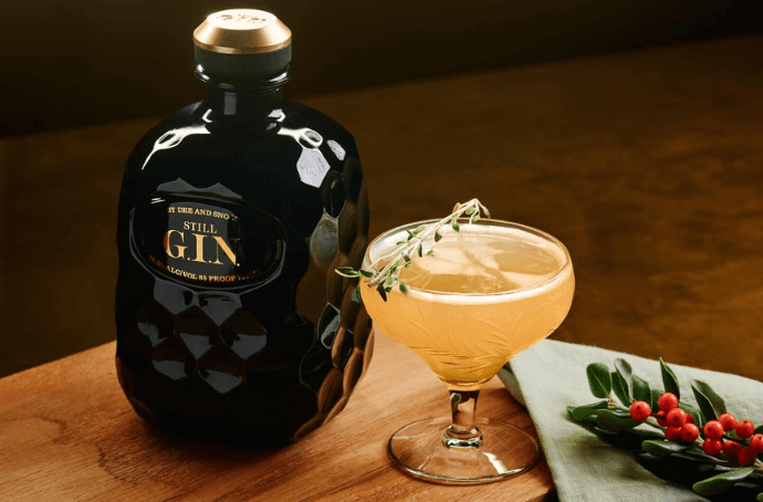 Still G.I.N. by Dre and Snoop Dry Gin 0.7L – czarna butelka ze złotymi detalami