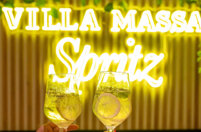 Limoncello Spritz z cytryną i prosecco w słonecznym włoskim klimacie