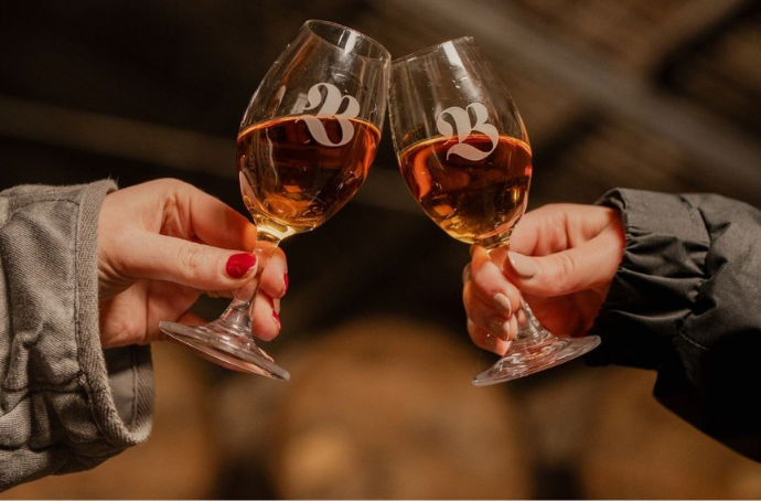 Kieliszek whisky single malt w ciepłej aranżacji z drewnem